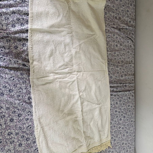 Bed sheets with lace trim