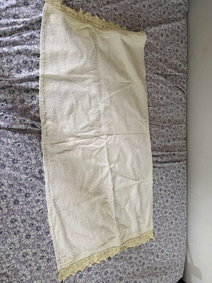 Bed sheets with lace trim