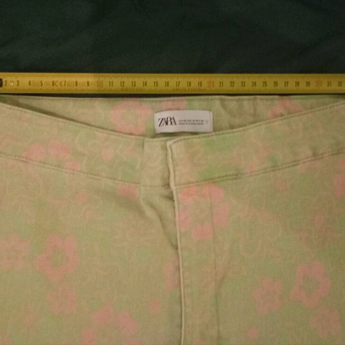Zara high-waisted cropped jeans like new, green with pink flowers