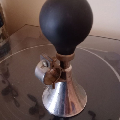 Horn like new, plastic nickel-plated with handlebar mount