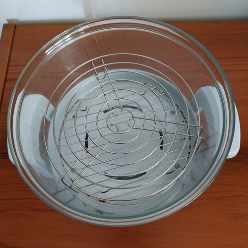 Genuine Comet glass oven bowl like new with 2 racks