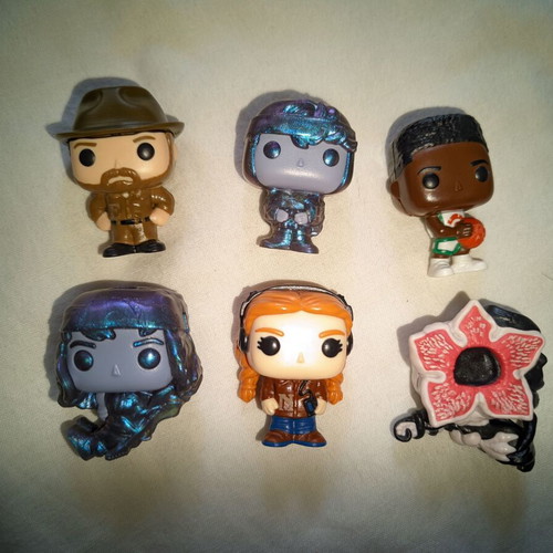 Kinder Joy Stranger Things figures new with papers and strings