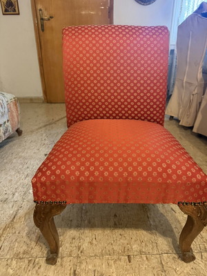 Vintage 1960s living room chair with carved wooden legs