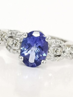 Tanzanite and diamond ring in 14 ct white gold, new