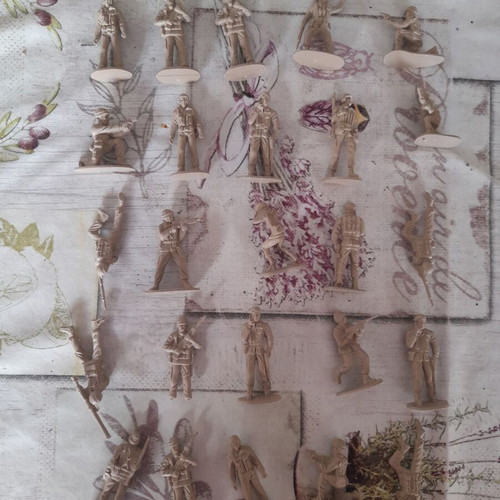 Vintage collectible toy soldiers set of 50 like new