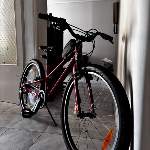 Specialised Jet 24 BMX bike like new, red, 24 inch wheels, V-Brakes