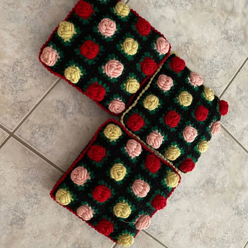Decorative handmade pillows like new, pack of 3 with roses