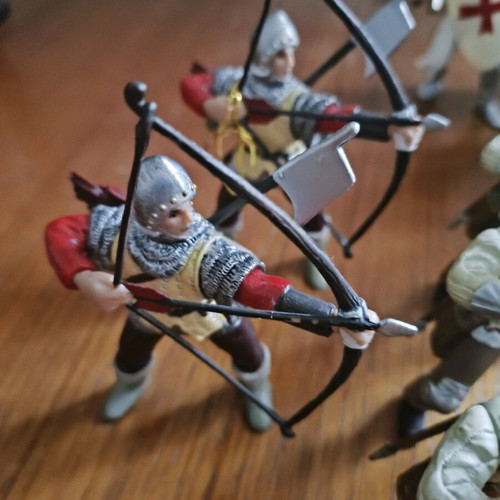 Knight figures set like new, 16 pieces with dragon