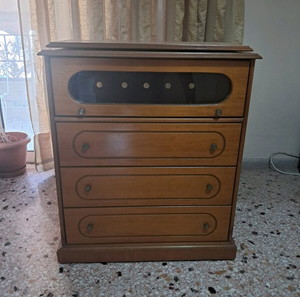 Ξύλινο έπιπλο τηλεόρασης μέ συρτάρια.