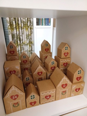 Christmas countdown calendar like new with little houses
