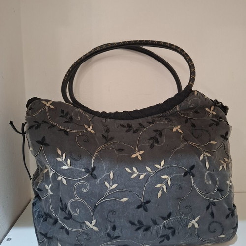 Vintage women's shoulder bag with floral embroidery used