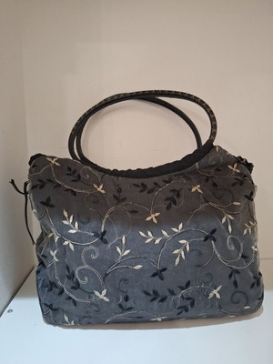 Vintage women's shoulder bag with floral embroidery used