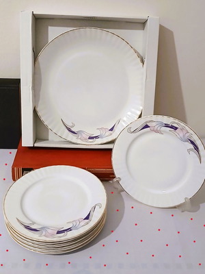 Pastry set of fine Czechoslovakian porcelain like new, 7 pieces with gold decoration