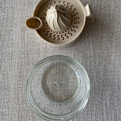 Glass citrus juicer like new with plastic strainer, 300 ml