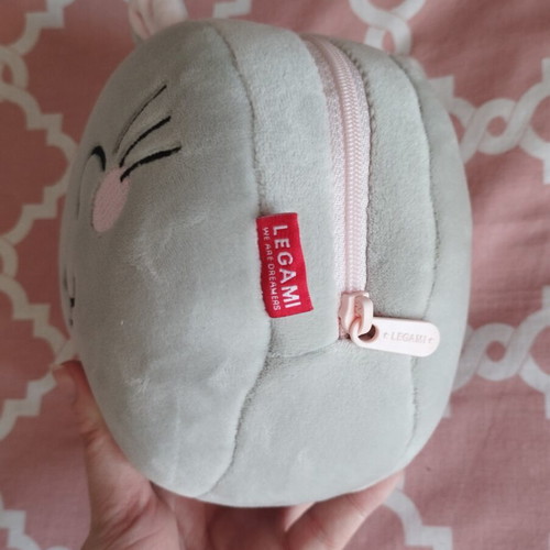 Legami cat-themed pack new, Bluetooth charger, magnetic clip, travel pillow