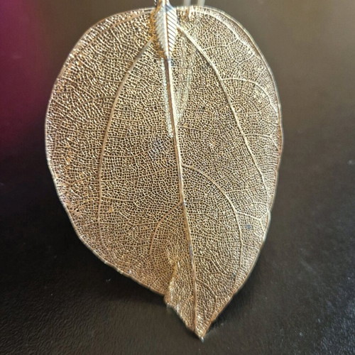 Leaf necklace like new, gold-colored