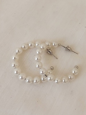 Hoop earrings with white pearls new