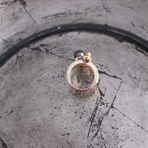 Silver gold-plated ring with pearls in excellent condition