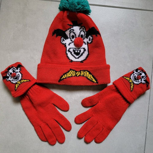 Children's set hat and gloves like new, red