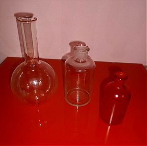 3 Γυάλινα Αντικείμενα Εργαστηρίου (Εργαλεία Αναλύσεων), 1 Μποτίλια και 2 Μπουκάλια, Όλα Μαζί.