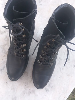 Fardoulis black leather ankle boots like new, size 39