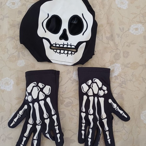 Skeleton carnival costume like new for 6-8 years with mask and glowing gloves