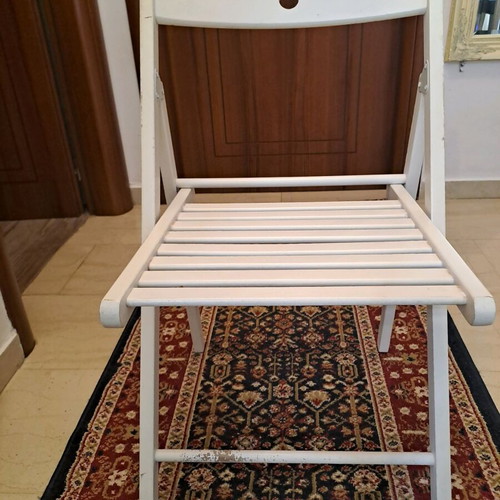 Wooden dining set like new with 2 chairs and wheels