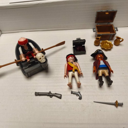 Pirates playset with boat, 3 figures and treasure chests like new
