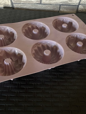 Muffin Silicone Mold 6-Cup Cook Shop like new, purple