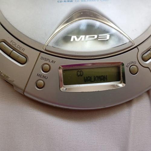 Sony MP3 CD Walkman D-CJ501 used with original charger and in-ear headphones
