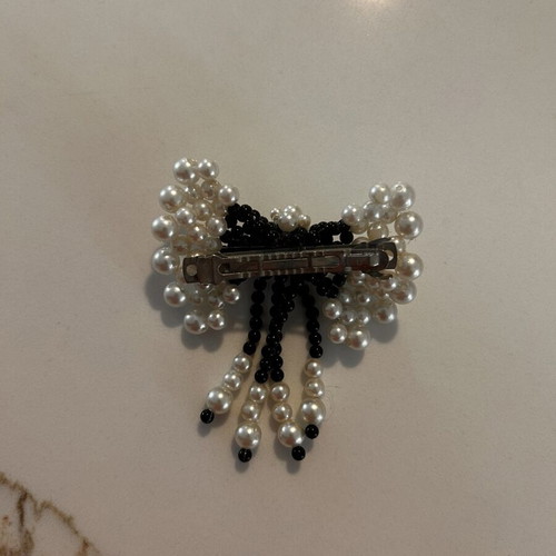 Bow-shaped hair clip with pearls like new, black and white