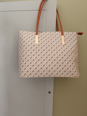 Beige shoulder bag with brown details