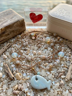 Long necklace with ceramic fish motif, pearl earrings and ring, new