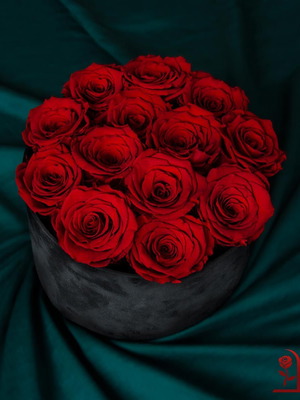 Natural eternal roses in black velvet box made to order