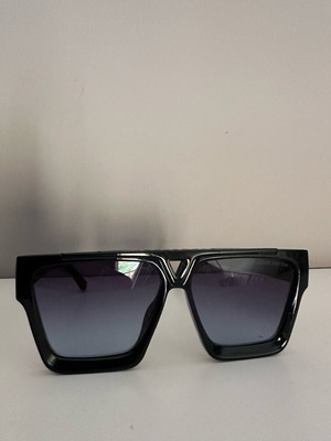 Total black sunglasses like new