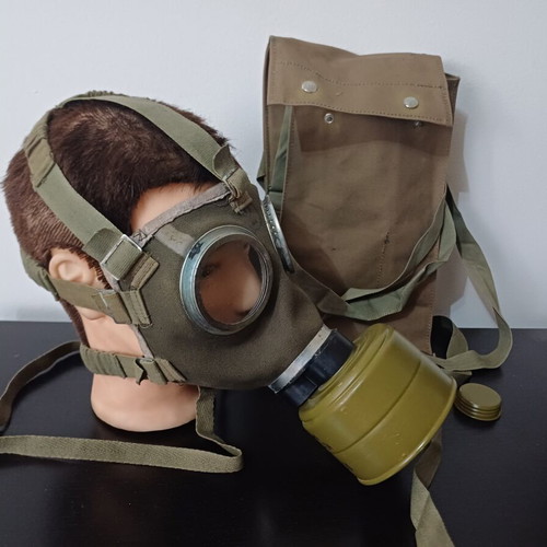 M75 Hungarian Military Gas Mask set like new with filter and case