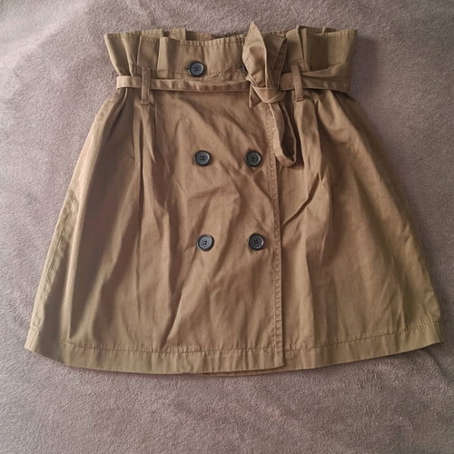 Mini skirt khaki Bershka like new, size small with buttons