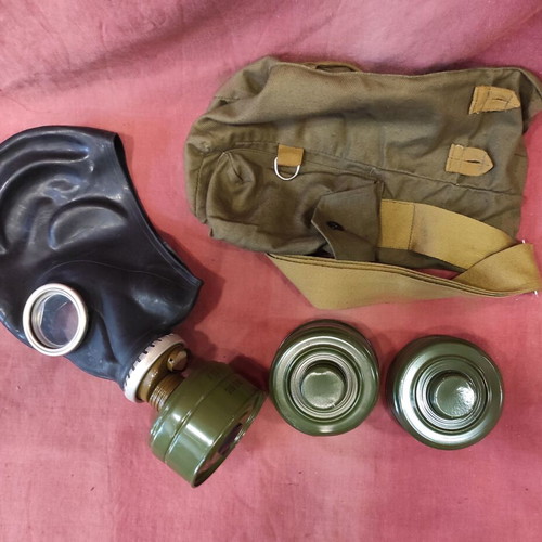 Gas mask new with 3 filters and carrying case