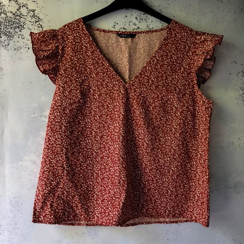 Shein blouse printed with ruffle sleeve, like new, size M