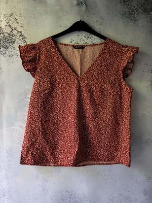 Shein blouse printed with ruffle sleeve, like new, size M