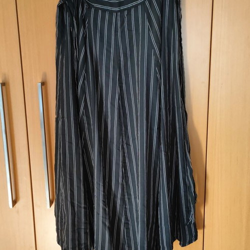Attrattivo midi skirt size M like new, black and white