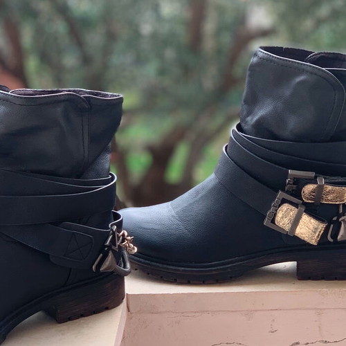 Boots used, size 39, black with removable belt and chains