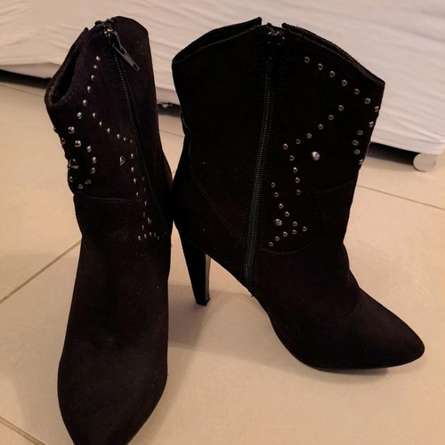 Italian ankle boots used, castor fabric with studs, size 39, black