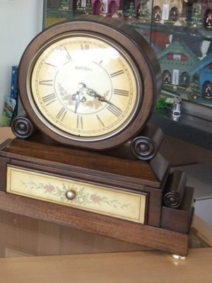 Rhythm Japan Mantel Clock Wooden Vintage Style with Hourly Chime