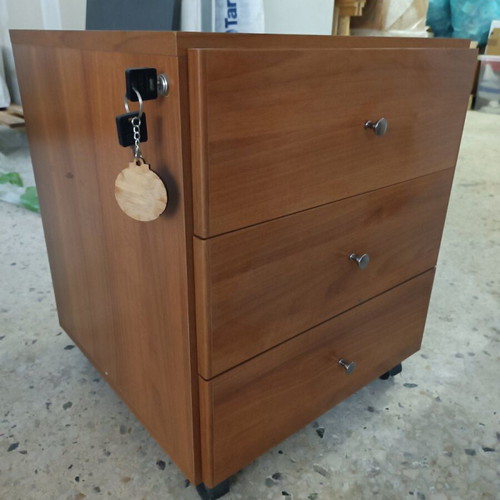 Neoset drawer unit like new with 3 drawers and lock