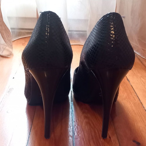 Lynne black snake print pumps size 40 used
