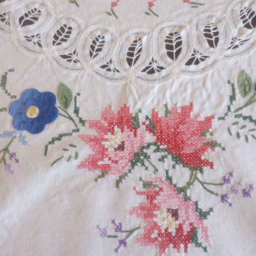 Vintage handmade round tablecloth 168cm with cutwork embroidery like new