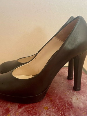 Claudia Mare women's leather pumps size 39 like new, black