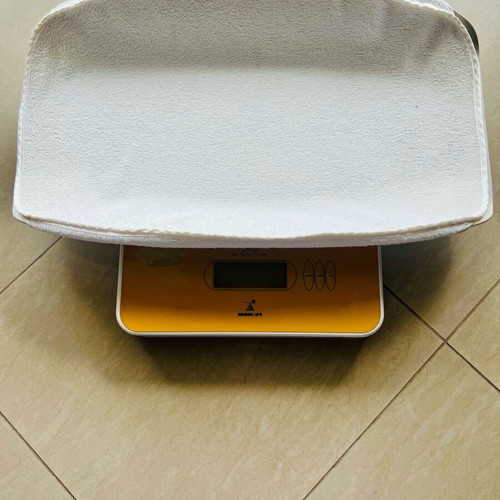 Momert digital baby scale like new with metal tray and hold button
