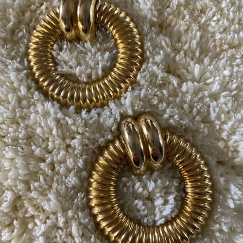 Earrings vintage clip-on with ribbed goldtone daisy design like new